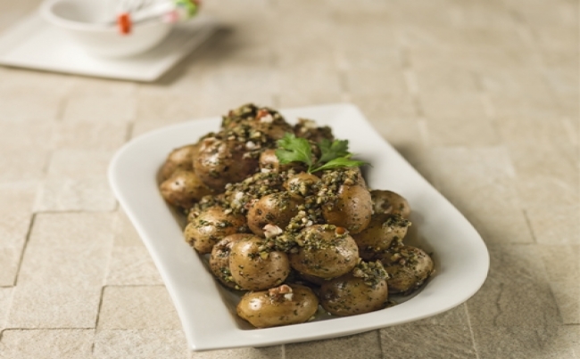 Papitas salteadas con chimichurri de hierbas